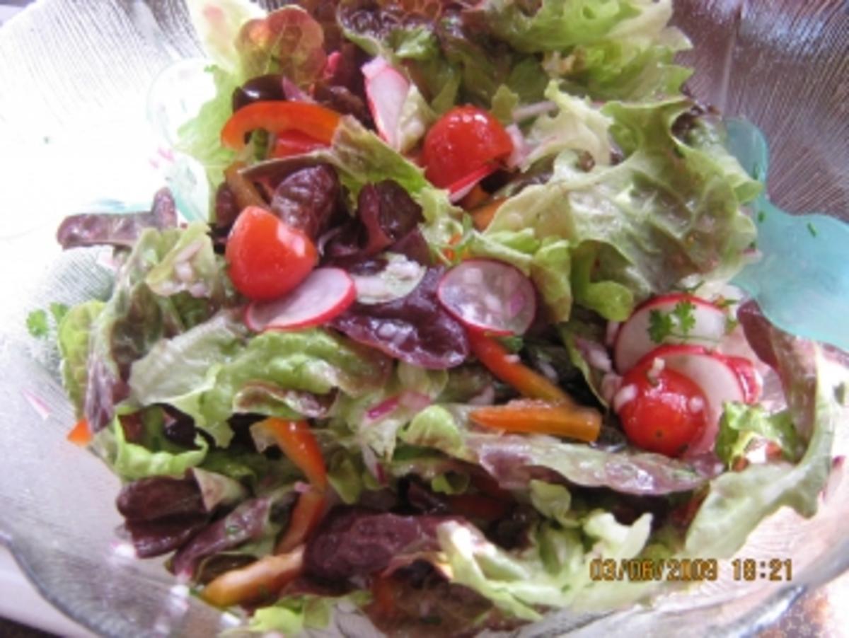 Roter Salat mit sommerlichen Zutaten - Rezept