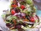 Roter Salat mit sommerlichen Zutaten - Rezept