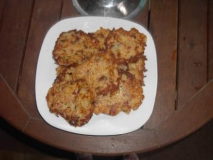 Unvergessliche Kartoffelpuffer mit Zwiebeln und Käse