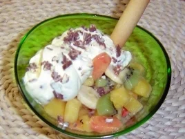 Obstsalat mit Joghurt-Vanillesahne - Rezept