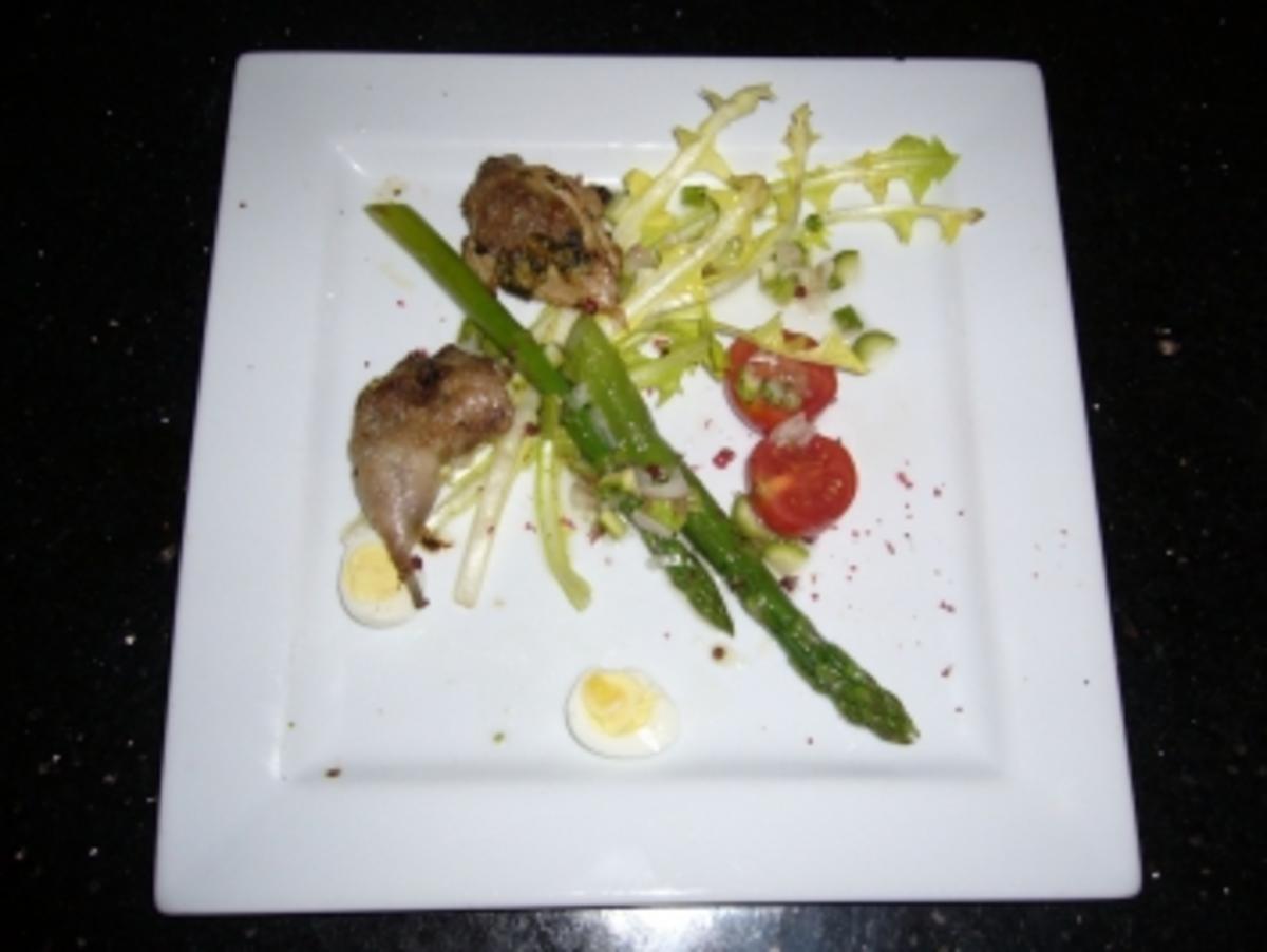 Löwenzahnsalat mit Wachteln an grünem Spargel - Rezept - kochbar.de