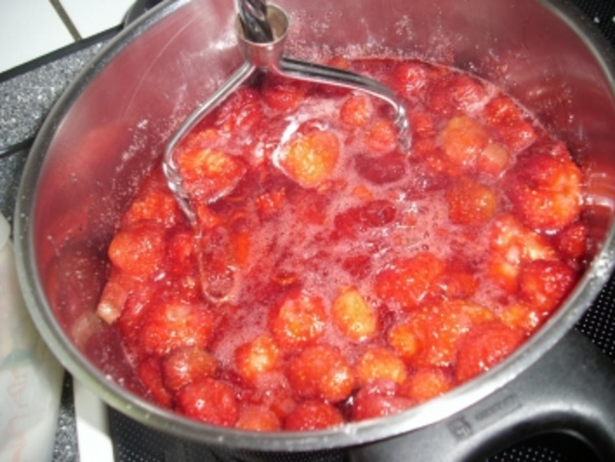 Gestampfte Erdbeer-Rhabarber-Marmelade - Rezept - Bild Nr. 2
