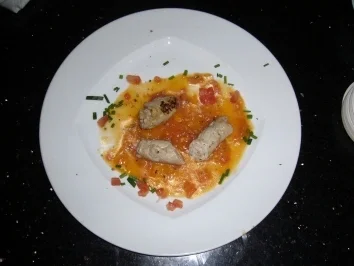 Rezept: Kalbfleischröllchen auf Aprikosen-Tomaten-Confit Kalbfleischröllchen auf Aprikosen-Tomaten-Confit - Rezept