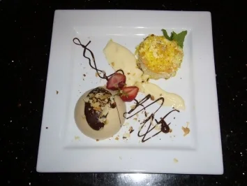 Orangentörtchen dazu Mandelparfait mit Schokosoße - Rezept