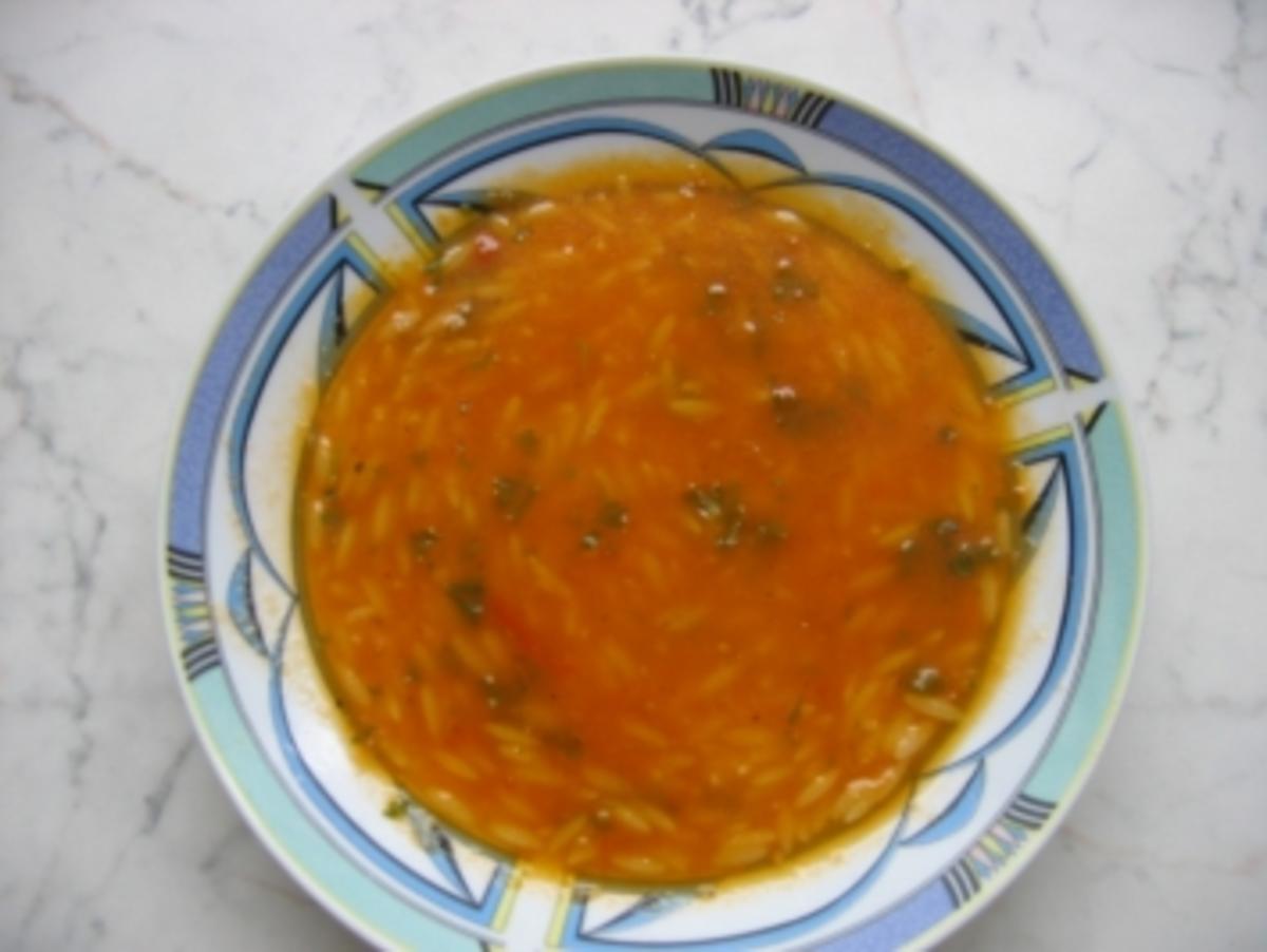 Tomatensuppe mit Teigwaren - Rezept