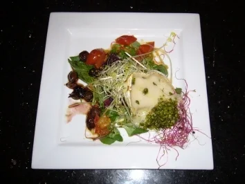 Ziegenkäse mit Balsamico-Zwiebel-Kombination an gemischtem Wildsalat - Rezept