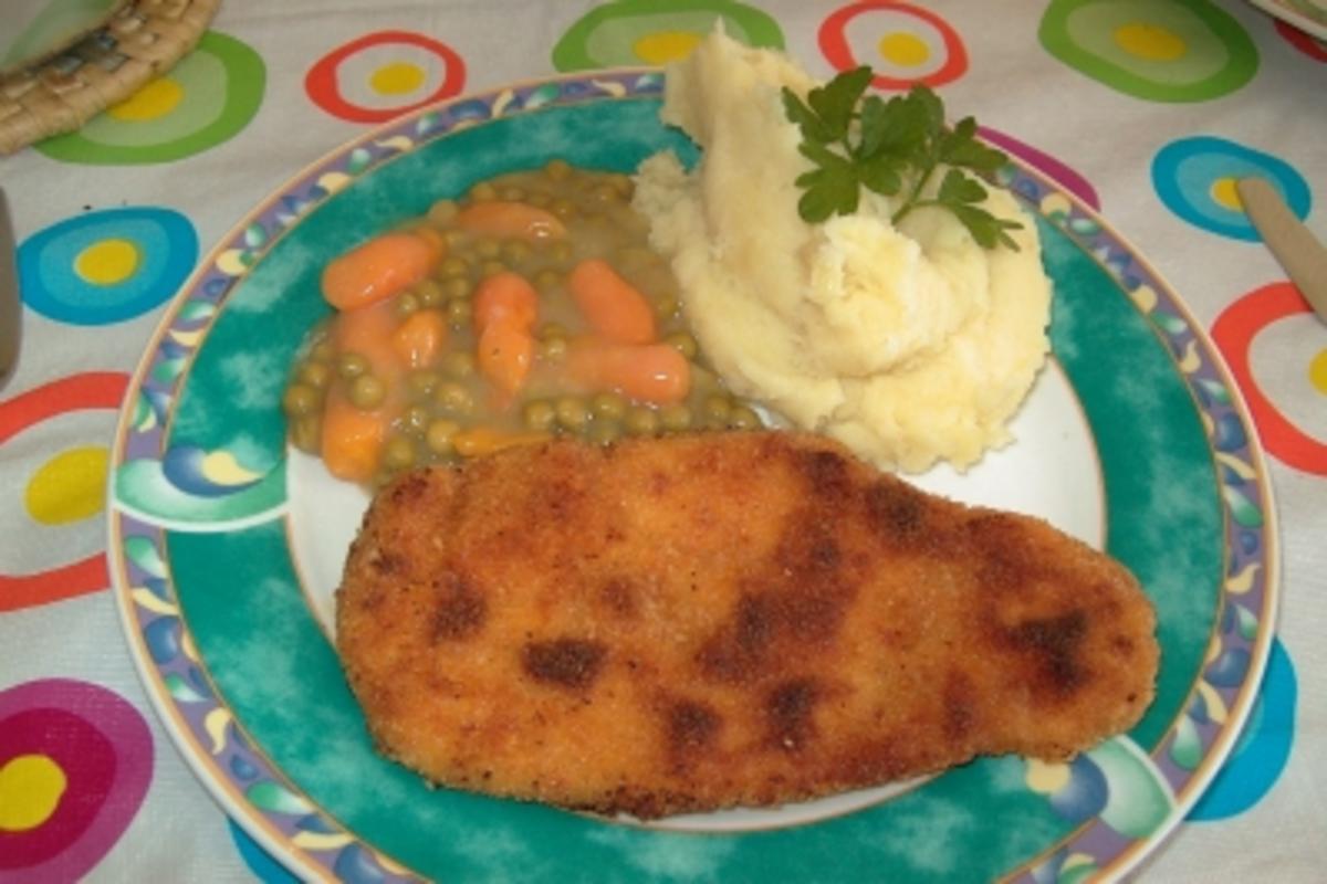 Hähnchenschnitzel mit Kartoffelpüree an Erbsen und Möhrchen - Rezept