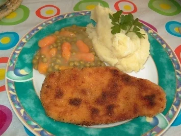 Rezept: Hähnchenschnitzel mit Kartoffelpüree an Erbsen und Möhrchen Hähnchenschnitzel mit Kartoffelpüree an Erbsen und Möhrchen - Rezept