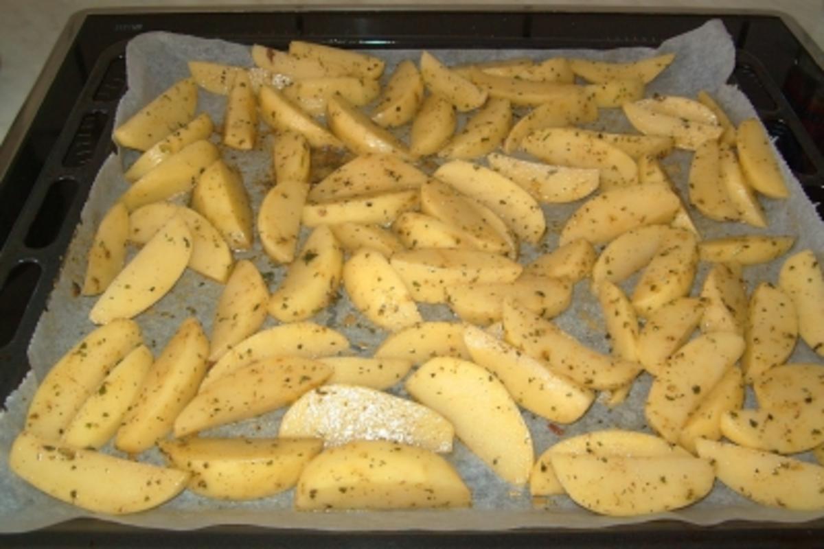 Currywurst mit Kartoffelspalten - Rezept - Bild Nr. 2