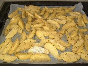 Rezept: Currywurst mit Kartoffelspalten Bild Nr. 2 Currywurst mit Kartoffelspalten - Rezept - Bild Nr. 2