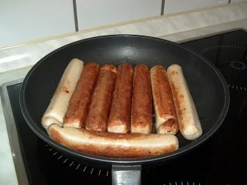 Rezept: Currywurst mit Kartoffelspalten Bild Nr. 4 Currywurst mit Kartoffelspalten - Rezept - Bild Nr. 4