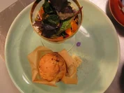 Salatbecher mit Ei, Lachs und Baby-Bete, Brioche und Parmesanbutter - Rezept