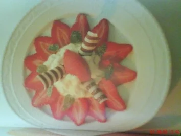 Rezept: Erdbeerrosette mit Rhabarberschaum Erdbeerrosette mit Rhabarberschaum - Rezept