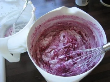 Bisquitrolle mit Heidelbeercreme - Rezept - Bild Nr. 3