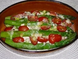 Rezept: Grüner Spargel mit Gorgonzolasoße und Ofenkartoffeln. Grüner Spargel mit Gorgonzolasoße und Ofenkartoffeln. - Rezept