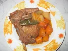 Geschmorte Lammhaxe mit Gemüse und Wein. - Rezept