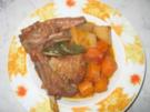 Geschmorte Lammhaxe mit Gemüse und Wein. - Rezept