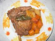 Geschmorte Lammhaxe mit Gemüse und Wein. - Rezept