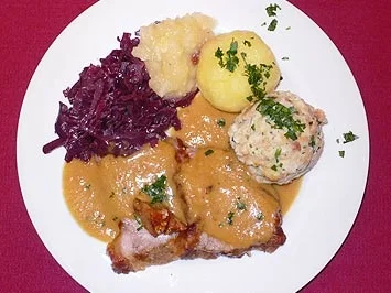 Schweinekrustenbraten mit Semmel- u. Kartoffelknödeln an Blaukraut und Apfelmus - Rezept