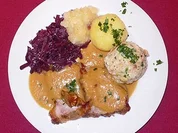 Schweinekrustenbraten mit Semmel- u. Kartoffelknödeln an Blaukraut und Apfelmus - Rezept