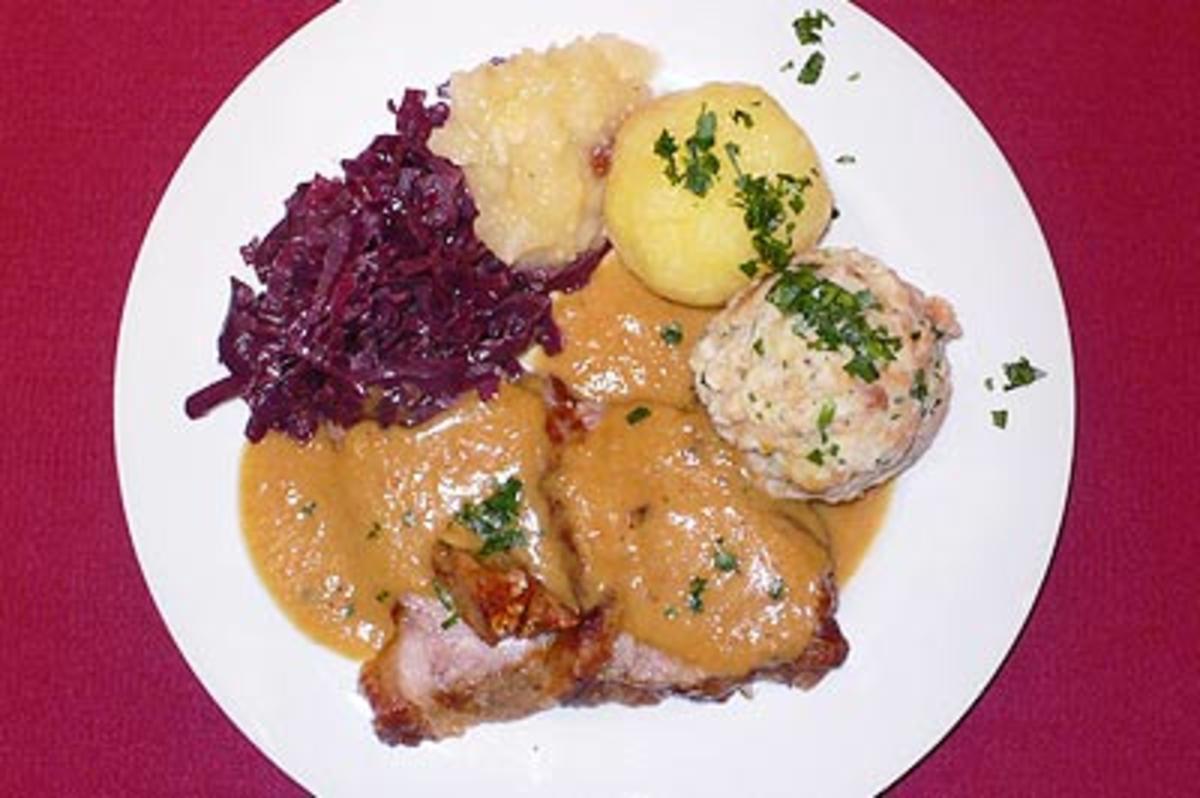 Bilder für Schweinekrustenbraten mit Semmel- u. Kartoffelknödeln an Blaukraut und Apfelmus - Rezept