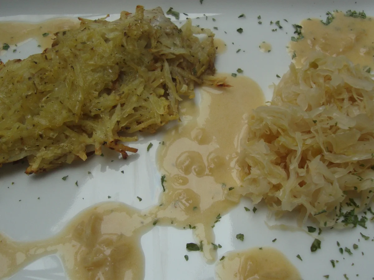 Gebratenes Zanderfilet mit Erdäpfel Senf Kruste auf Weinsauerkraut - Rezept - Bild Nr. 2