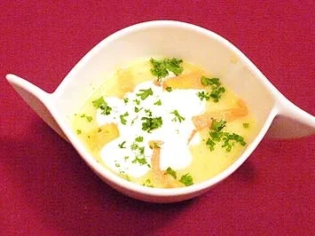 Kartoffelsuppe mit Lachsstreifen und Sahnehäubchen - Rezept