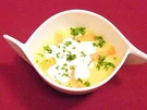 Kartoffelsuppe mit Lachsstreifen und Sahnehäubchen - Rezept