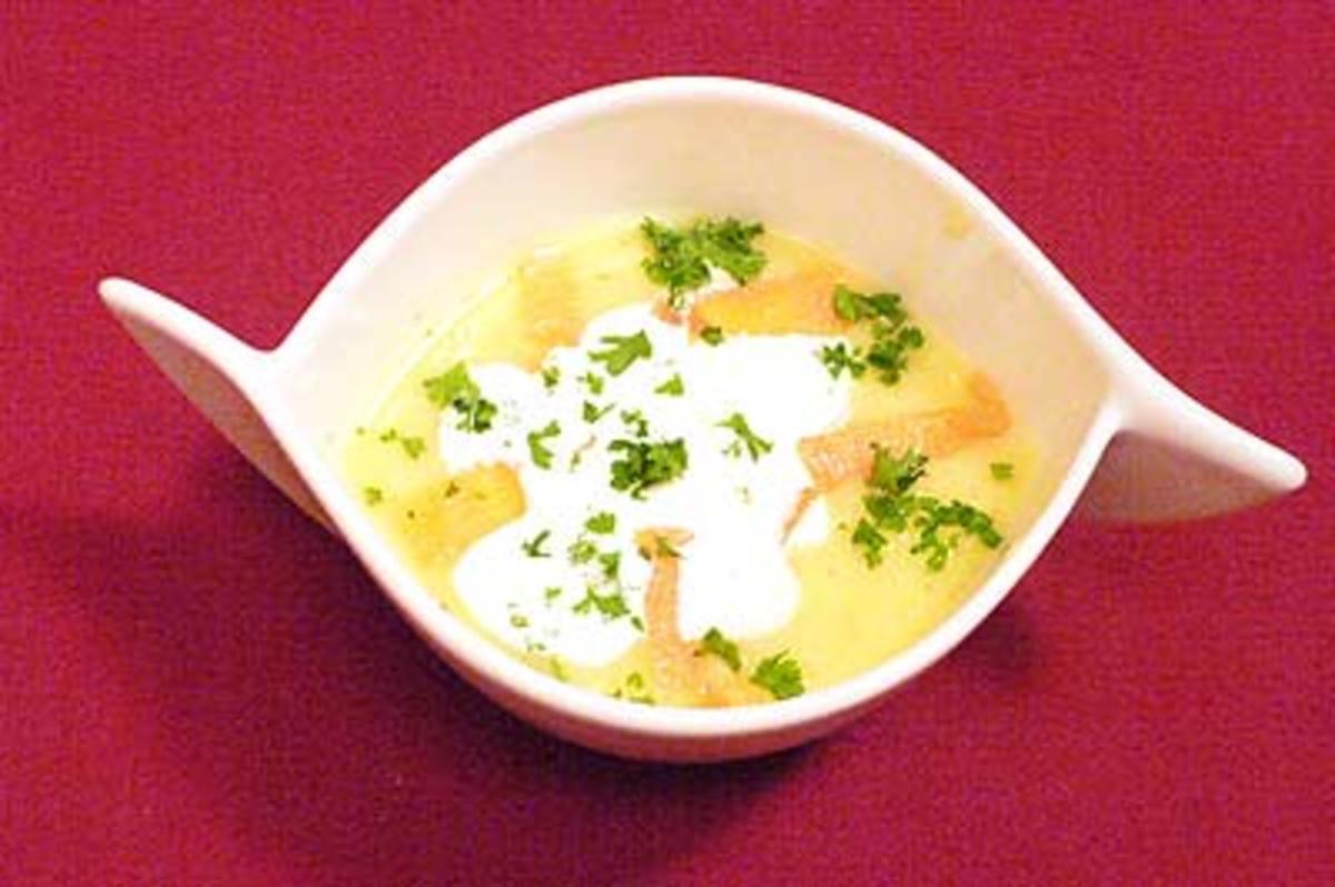 Bilder für Kartoffelsuppe mit Lachsstreifen und Sahnehäubchen - Rezept