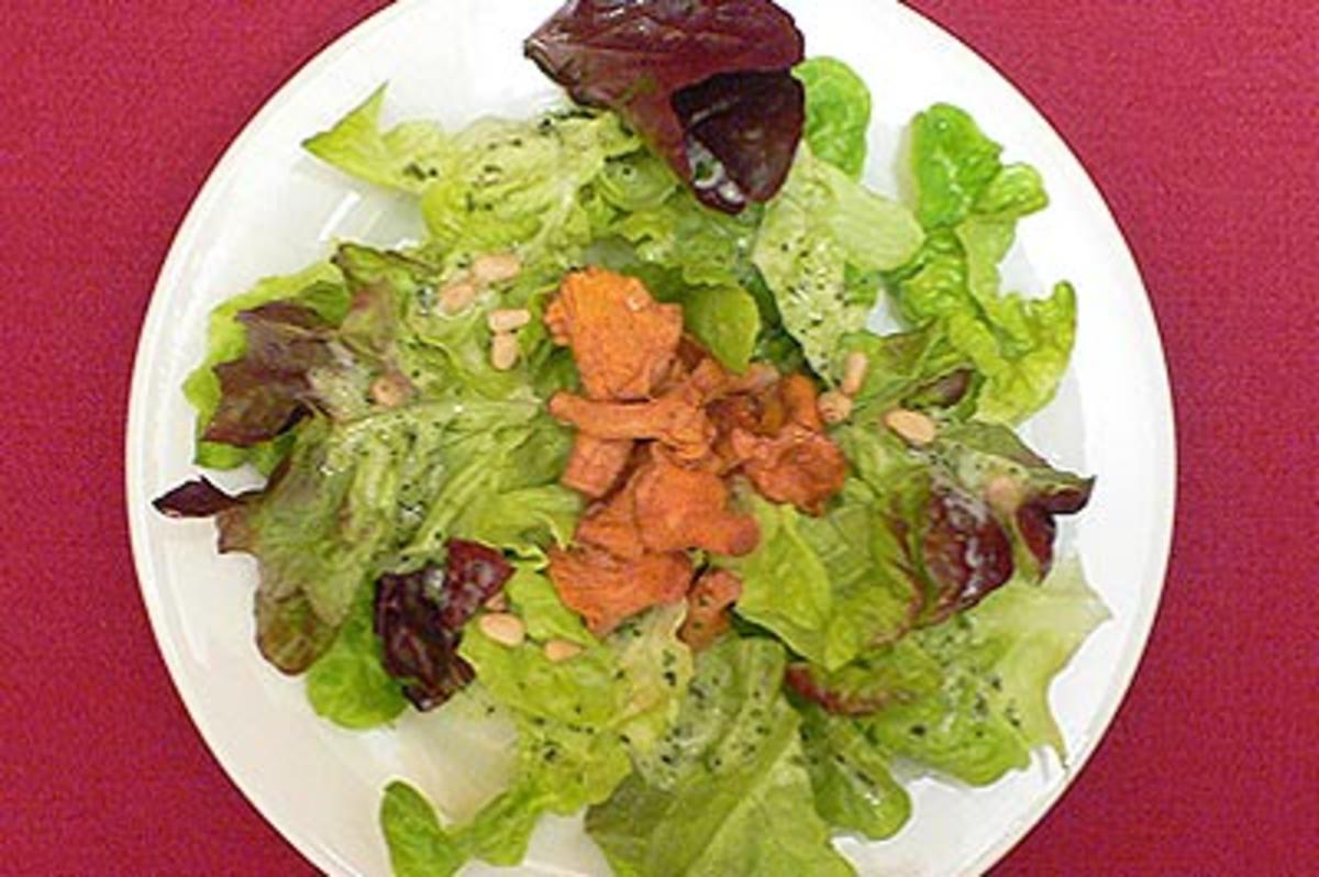Reherl auf Salatbett mit Pinienkernen - Rezept