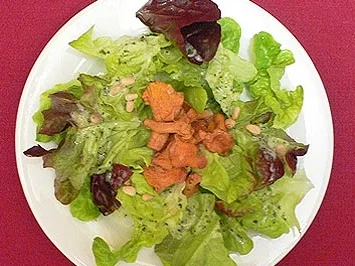 Reherl auf Salatbett mit Pinienkernen - Rezept