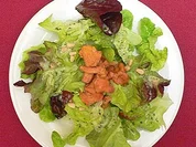 Rezept: Reherl auf Salatbett mit Pinienkernen Reherl auf Salatbett mit Pinienkernen - Rezept