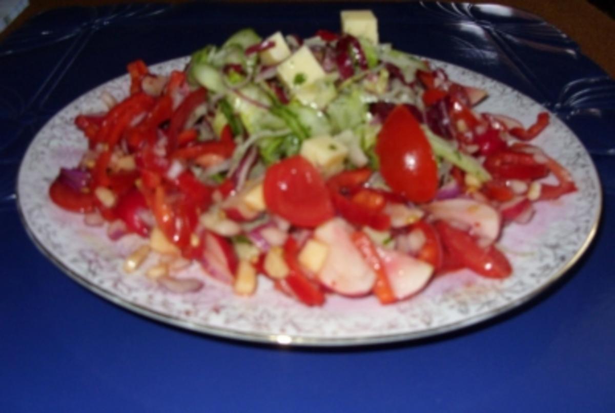 Bunte Salate auf einem Teller vereint - Rezept