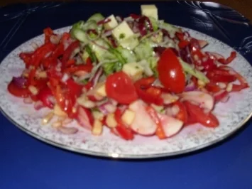 Bunte Salate auf einem Teller vereint - Rezept