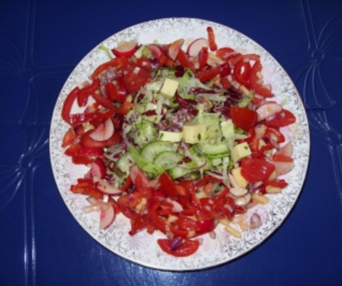 Bunte Salate auf einem Teller vereint - Rezept - Bild Nr. 2