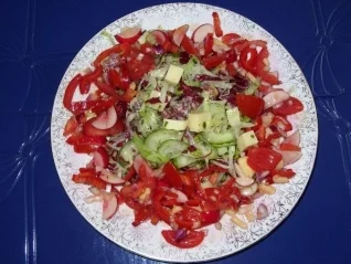 Bunte Salate auf einem Teller vereint - Rezept - Bild Nr. 2