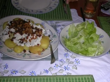 Rezept: Heurige Kartoffeln auf ungarische Art Heurige Kartoffeln auf ungarische Art - Rezept