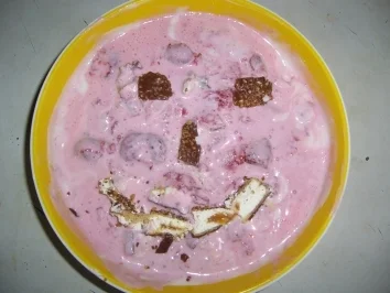 Rezept: Zwischengericht süß: Maxi und King verabreden sich im Erdbeeren-Jo-Qua Bild Nr. 2 Zwischengericht süß: Maxi und King verabreden sich im Erdbeeren-Jo-Qua - Rezept - Bild Nr. 2