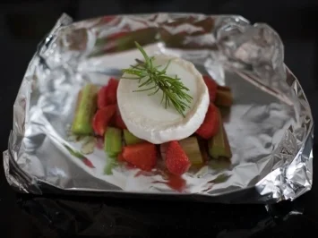 Rezept: Rhabarber und Erdbeeren treffen auf Ziegenkäse Rhabarber und Erdbeeren treffen auf Ziegenkäse - Rezept