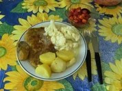 HAUPTGERICHT - Schweinekotelett mit Blumenkohlgemüse und Salzkartoffeln / Nachtisch: gezuckerte Erdbeeren - Rezept