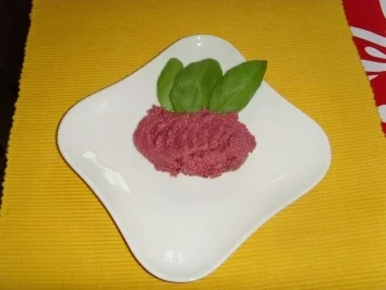 rote beete scharfskäsecreme mit knofi - Rezept