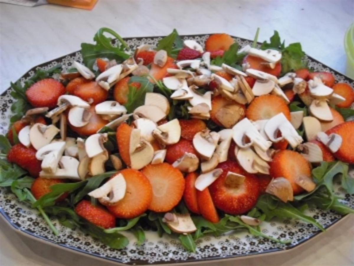Spargel-Ruccola-Salat mit Erdbeeren - Rezept - Bild Nr. 2