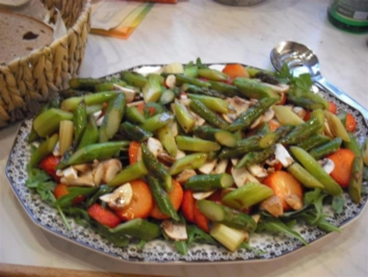 Spargel-Ruccola-Salat mit Erdbeeren - Rezept - Bild Nr. 3