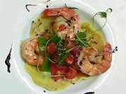 Teigtaschen mit Wildkräuterfüllung dazu Scampi mit Chili angeschärft - Rezept