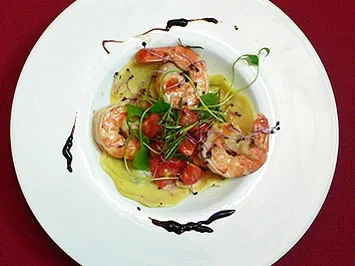 Teigtaschen mit Wildkräuterfüllung dazu Scampi mit Chili angeschärft - Rezept