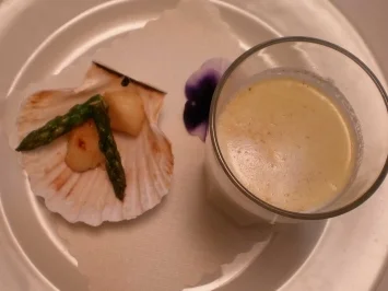 Rezept: Cappuccino vom grünen Spargel mit Jakobsmuschel Cappuccino vom grünen Spargel mit Jakobsmuschel - Rezept