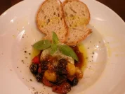 Basilikum Panna Cotta mit Tomatenrelish - Rezept