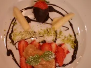 Spargelpralinen an Rhabarbersorbet und Erbeercarpaccio - Rezept