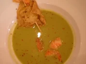 Erbsensuppe mit Riesengarnelen und knusprigen Ravioli - Rezept