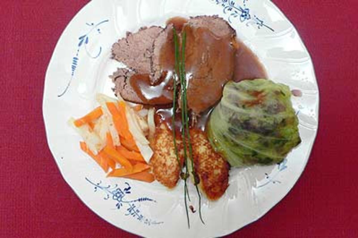 Rinderschmorbraten mit Gemüse, gefüllten Kohlköpfchen und Kroketten - Rezept